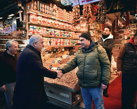 Başkan Turan, İstanbul'un Kadim Ticaret Merkezi Eminönü'nde Esnaf ve Hemşehrileriyle Buluştu