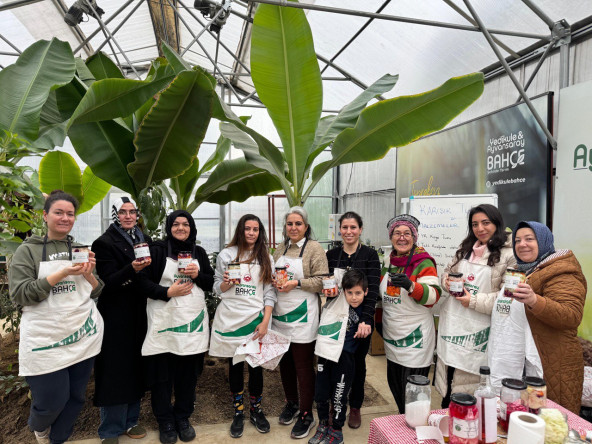 Vatandaşlarımız, Ayvansaray Bahçe'de Geleneksel Yöntemlerle Karışık Turşu Yapımını Öğrenerek Keyifli Zaman Geçiriyor