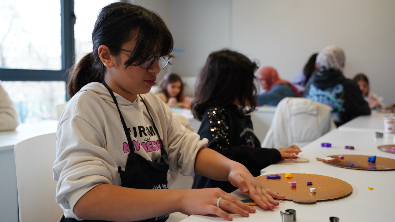 Anneler ve Çocuklarımız, KARINCA El Emeği Eğitim Birimi'nin Yavuz Selim'deki Polimer Kil Çalışmasında Kendi Tasarımlarını Şekillendiriyor