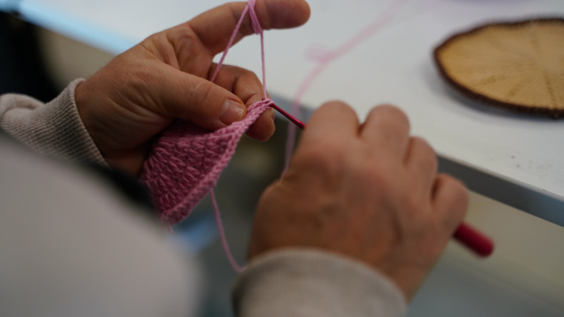 KARINCA El Emeği Eğitim Birimimizden Fındıkzade'de Tığ Örgü Teknikleriyle Gözlük Kılıfı Çalışması