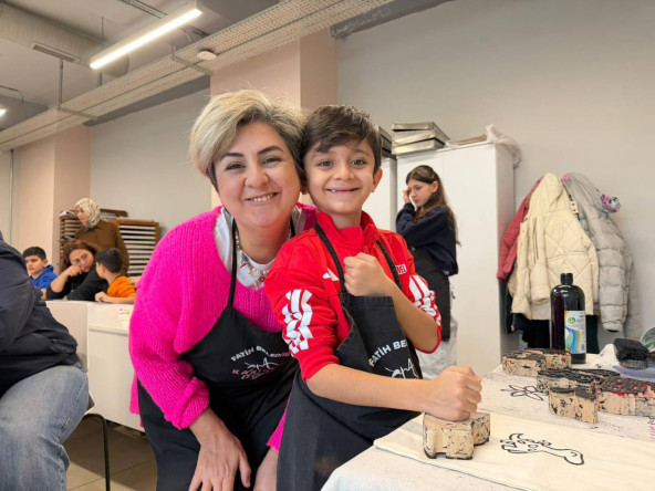 KARINCA El Emeği Eğitim Birimimizden Ara Tatilde Fındıkzade'de Anneler ve Çocuklarımızla Bez Çanta Baskı ve Boyama Etkinliği