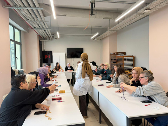 Vatandaşlarımız, KARINCA Eğitim Birimi'nin Fındıkzade'deki Makrome Örgü Atölyesi'nde Kendi Tasarımlarını Oluşturuyor