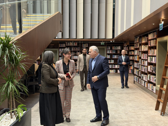 Başkan Turan, Başkonsolos Britton'u Fatih Merkez Kütüphanesi ve Nusret Çolpan Sanat Galerisi'nde Ağırladı; Safİstanbul Sergisi Gezildi