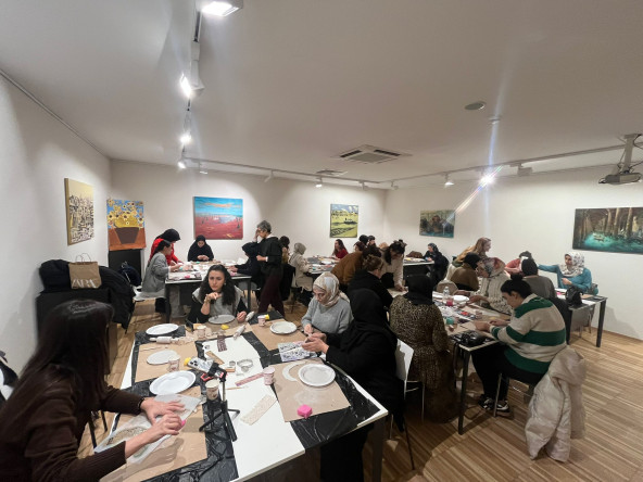 Kadırga Sanat Galerileri'nde Toprakla Düşünmek: “Rölyef Tabak Tasarımı” Atölyesi