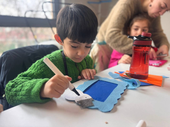 Miniklerimiz KARINCA El Emeği Eğitim Birimi ile Sevgiyi Keçeyle Anlattılar: Silivrikapı'da Keçe Çerçeve Atölyesi