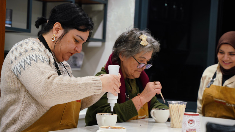 KARINCA El Emeği Eğitim Birimimizden Akşam Saatlerinde Kahve Buluşması: GastroSanat'ta Uygulamalı Mocha Atölyesi