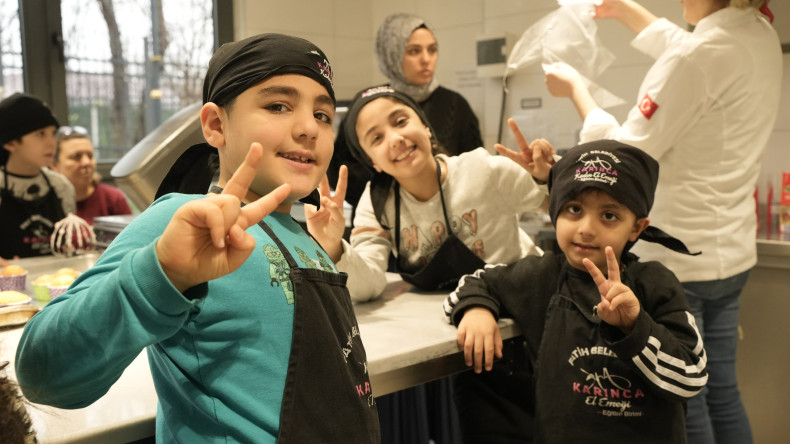 Silivrikapı'da Ara Tatilde Tatlı Buluşma: KARINCA El Emeği Eğitim Birimimiz Anne ve Çocuklarımızı Cupcake Atölyesinde Buluşturdu