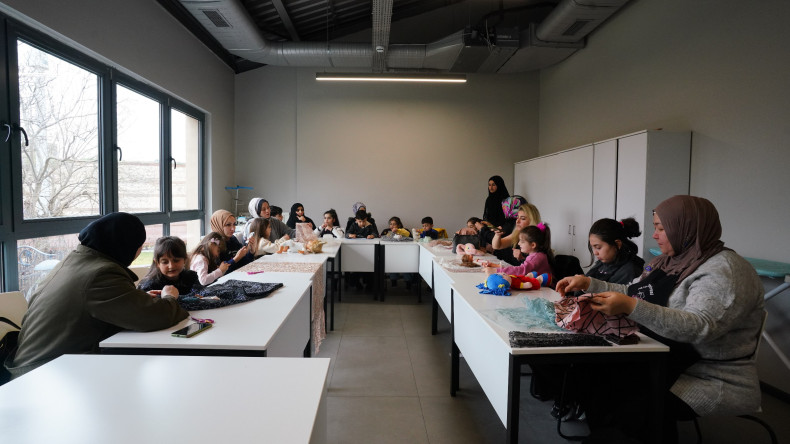 KARINCA El Emeği Eğitim Birimimizde Ara Tatil: Fındıkzade'de Anneler ve Çocuklarımızla “Oyuncak Bebeğime Kıyafet Dikiyorum” Etkinliği