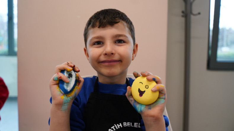 KARINCA El Emeği Eğitim Birimimizden Ara Tatilde Fındıkzade'de Taş Boyama Etkinliği: Özel Çocuklarımızın Hayal Dünyasına Renkli Dokunuşlar