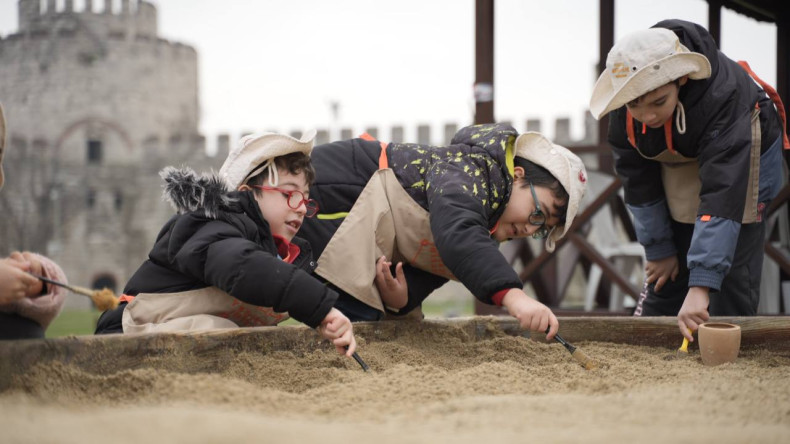 Minik Kaşifler Yedikule Hisarı'ndaki Arkeoloji Atölyesi'nde Buluşuyor
