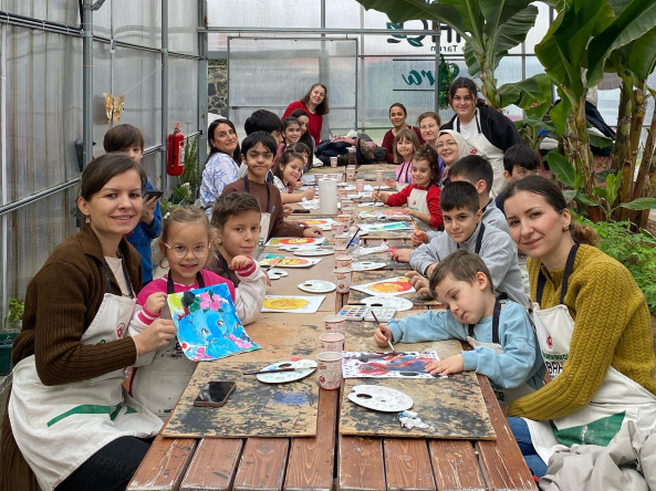 Ayvansaray Bahçe'de Anne-Çocuk Bitki Ressamlığı Atölyesi: Doğanın Renkleri Sanatla Buluşuyor