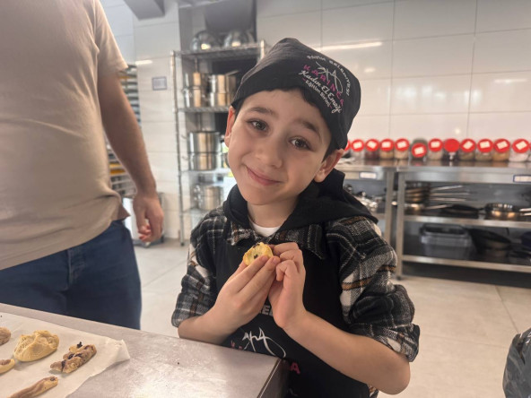 Silivrikapı'da Baba-Çocuk Kurabiye Etkinliği: KARINCA El Emeği Eğitim Birimimiz Ara Tatilde Aileleri Birlikte Üretimde Buluşturdu