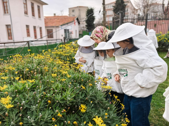 Ayvansaray Bahçe'de Anneler ve Çocuklarımızla Doğaya Yolculuk: “Arıcılık Atölyesi”