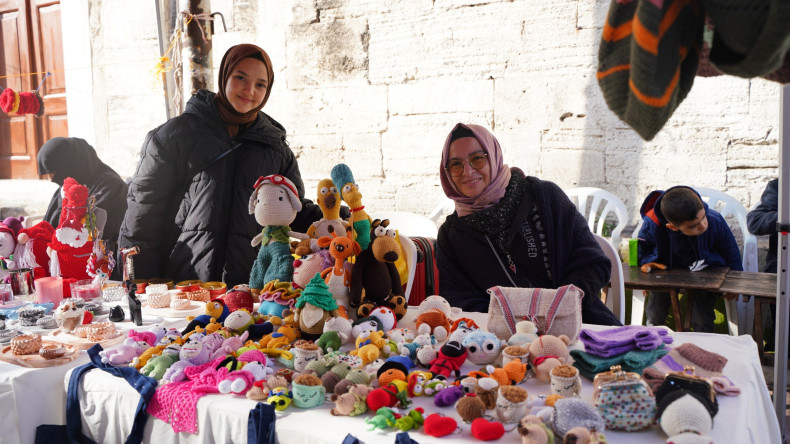 KARINCA El Emeği Eğitim Birimi Kursiyerlerimiz, El İşlerini Çarşamba Pazarı'nda Ziyaretçilerin Beğenisine Sunuyor