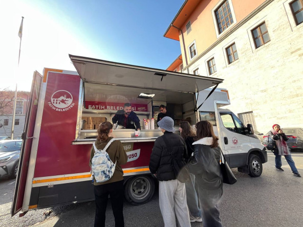 Belediyemizden Sınav Dönemindeki Üniversite Öğrencilerimize Çorba İkramı