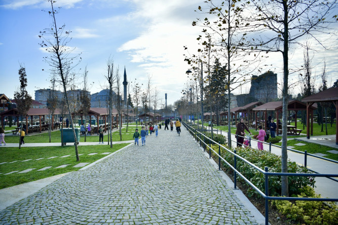 Başkan Turan, Şehrin Nefes Alan Alanlarından Karasurları Millet Bahçesi'nde Hemşehrileriyle Buluştu