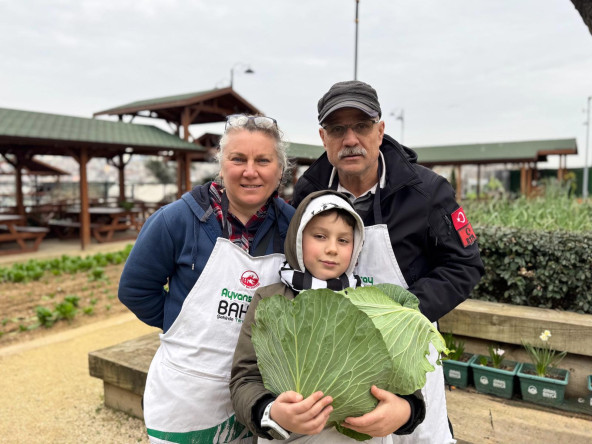 Ayvansaray Bahçe'de Anneler ve Çocuklarımızla Beyaz Lahana Yaprağı Hasadı