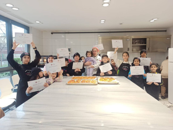 Anne ve Çocuklarımız, KARINCA El Emeği Eğitim Birimi'nin Silivrikapı'daki Mini Pizza Atölyesi'nde Buluşuyor