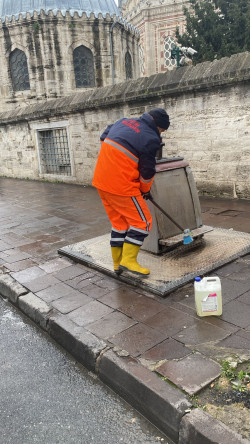 Fatih'te İbadethane Çevrelerinde 7/24 Temizlik ve Hijyen Seferberliği