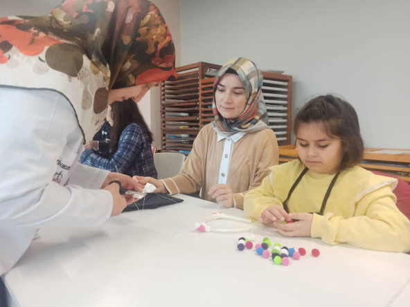 Anne ve Çocuklarımız, Fındıkzade KARINCA El Emeği Eğitim Birimi'nde Hayal Güçlerini Taç Tasarımlarına Dönüştürüyor