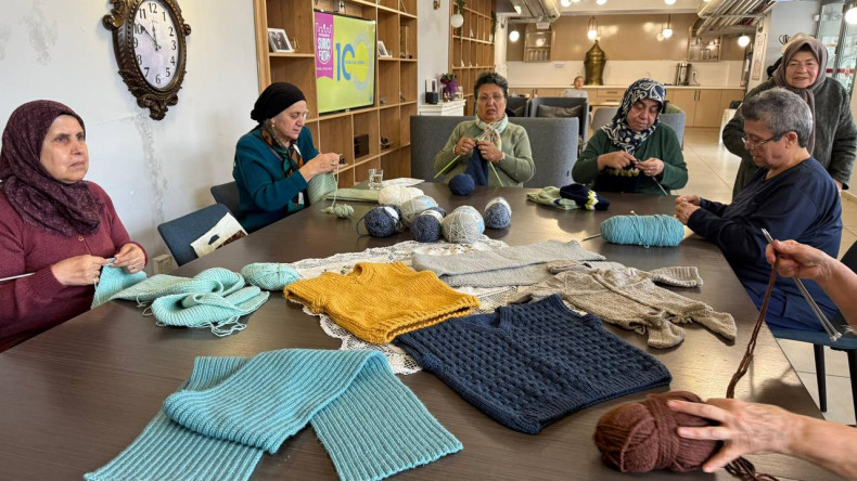 Yadigâr Kahvesi'nde Kıymetli Büyüklerimiz ile Örgü Kulübü Başladı