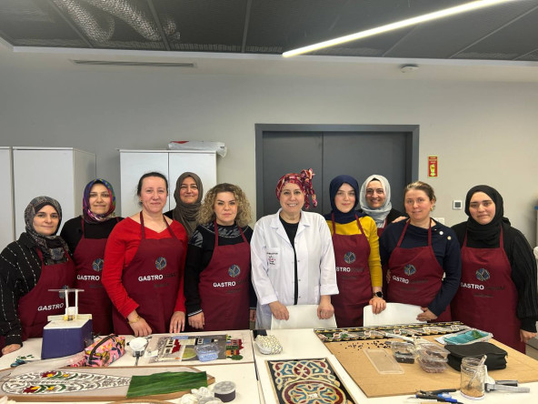 KARINCA El Emeği Eğitim Birimimizde MEB Onaylı Mozaik Eğitim Programı Kapsamlı İçeriğiyle Eğitimlerine Devam Ediyor