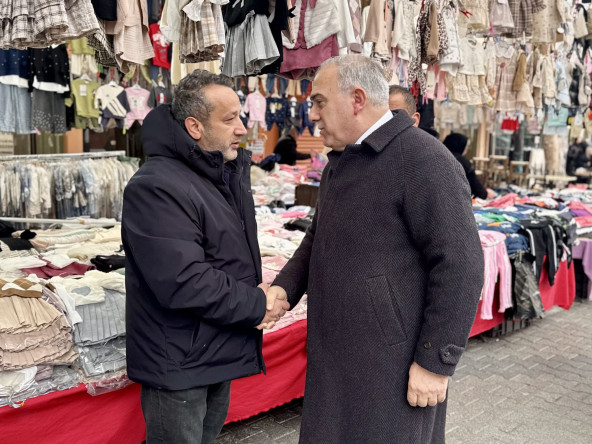 Başkan Turan, Çarşamba Pazarı'nda Esnaf ve Hemşehrileriyle Buluştu