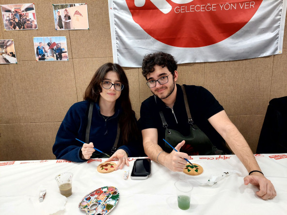 Vatan Kütüphanesi'nde Düzenlenen Tezhip Çalışmasında Gençlerimiz Hatayi Motifiyle Bardak Altlığı Tasarladı