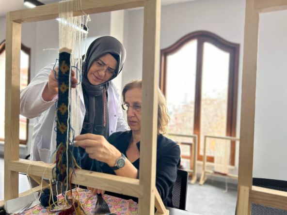 KARINCA El Emeği Eğitim Birimimizden Kasım Günani'de MEB Onaylı Halı Dokuma Eğitimi Devam Ediyor