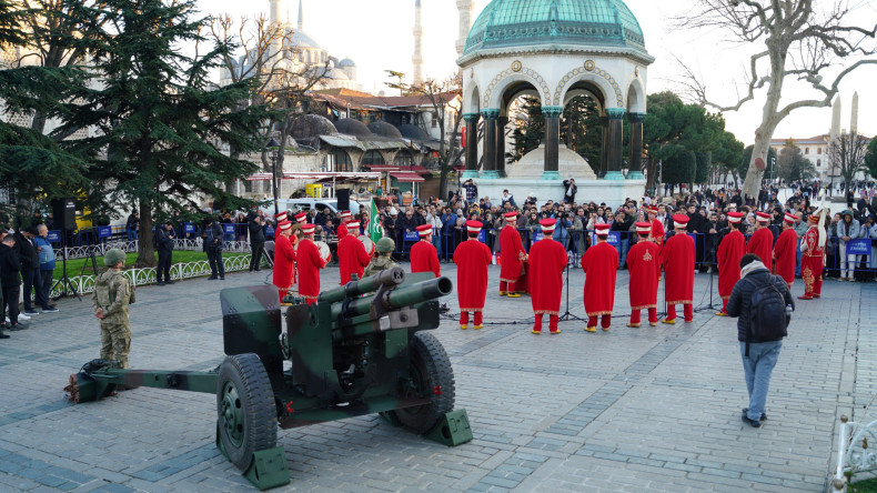 Sultanahmet'te Geleneksel Ramazan Topu Atışıyla İlk Oruçlar Açıldı