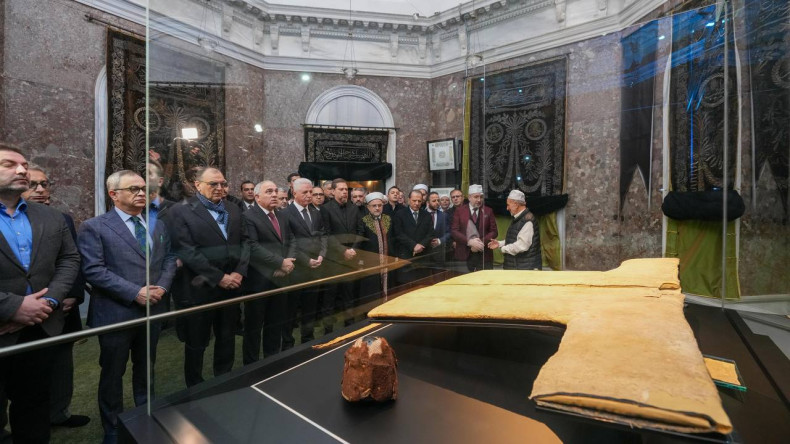 Mübarek Ramazan Ayı Münasebetiyle Geleneksel Hırka-i Şerif Açılışı, Vali Gül ve Başkan Turan'ın Katılımıyla Gerçekleşti