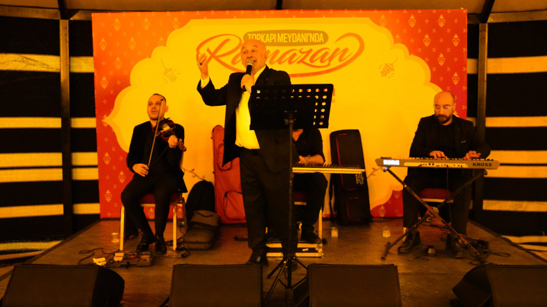 Topkapı Kaleiçi Meydanı'nda Ramazan Akşamları Devam Ediyor: Vatandaşlarımız İsmail Yılmaz'ın Tasavvuf Müziği Konserinde Buluştu