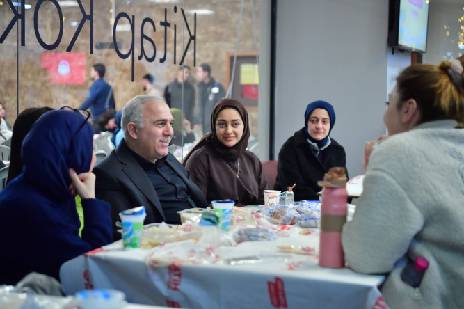 Başkan Turan, Fatih Merkez Kütüphanesi'nde Gençlerimizle İftar Sofrasında Buluşarak Ramazan'ın Bereketini Paylaştı