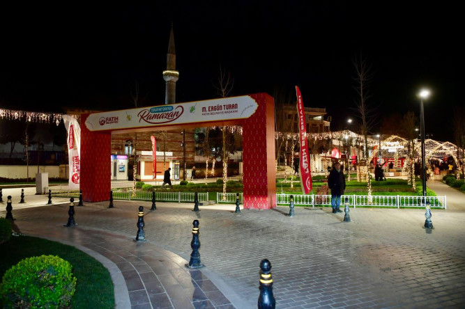 Başkan Turan, Topkapı Kaleiçi Meydanı'nda Ramazan Akşamlarının Ortak Sevincini Hemşehrilerimiz ile Paylaştı