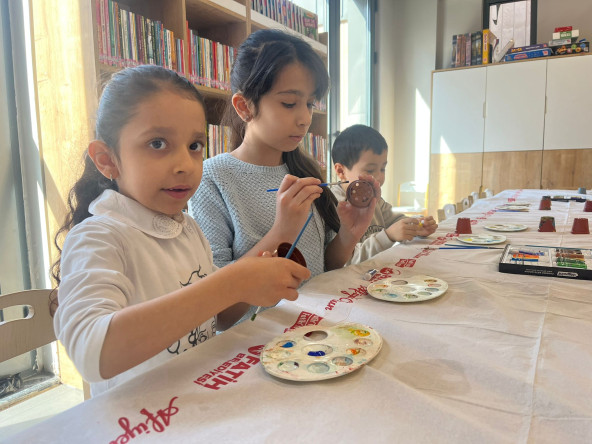 Silivrikapı Çocuk Kütüphanemizde “Minik Ellerden Renkli Saksılar” Etkinliğiyle Çocuklarımız Üreterek Öğreniyor