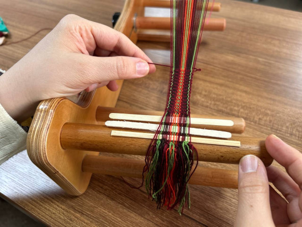 Hekimoğlu'nda Gelenekten Kumaşa: KARINCA El Emeği Eğitim Birimimizden MEB Onaylı Çarpana Dokuma Dersi