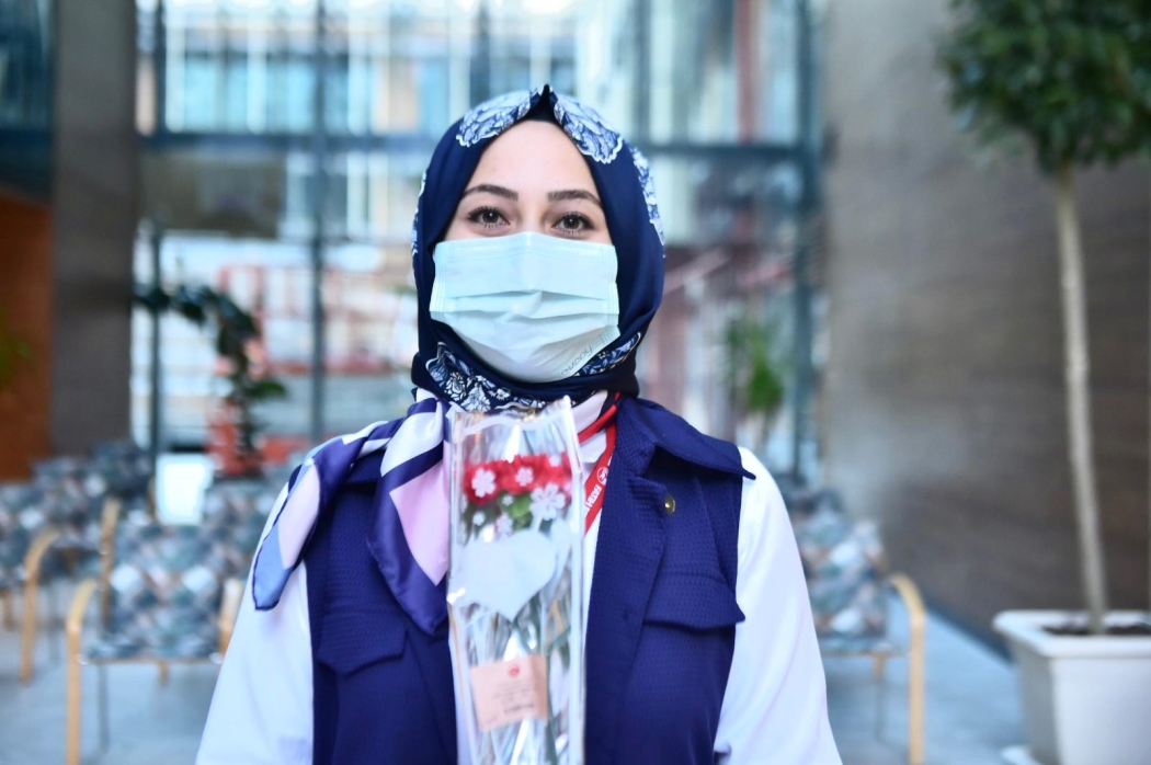 Kadınlar Karanfille Karşılandı haber