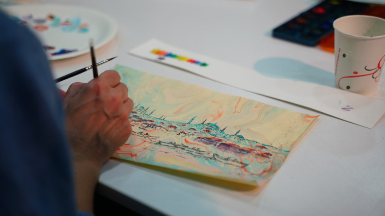 KARINCA El Emeği Eğitim Birimimiz ile Ayvansaray'da, Ebru Zemin Üzerine İstanbul Silüeti Çalışmasıyla Gelenek ve Şehir Hafızası Aynı Zeminde Buluştu