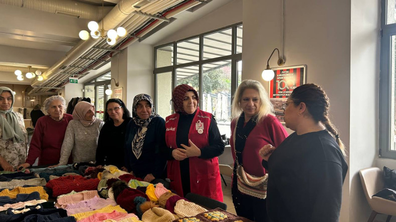 Yadigâr Kahvesi'nde Bir Araya Gelen Örgü Kulübü Üyelerimiz, El Emeği Ürünlerini Kızılay Aracılığıyla İhtiyaç Sahiplerine Ulaştırdı