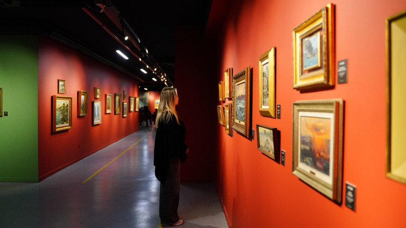 Dünya Ressamlar Günü'nde Nusret Çolpan Sanat Galerisi'nde İbrahim Safi Konuşmaları, Halis Rüştü Sungur ve Onur Soysalan ile Başladı