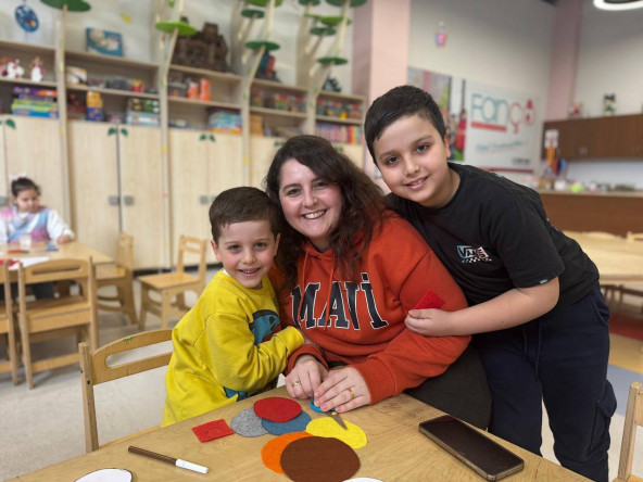 Anne ve Çocuklarımızla Sevgiyle İlmek İlmek Üretiyoruz: Sümbül Efendi Çocuk Kütüphanemizde “Düğmeli Tırtıl” Etkinliği
