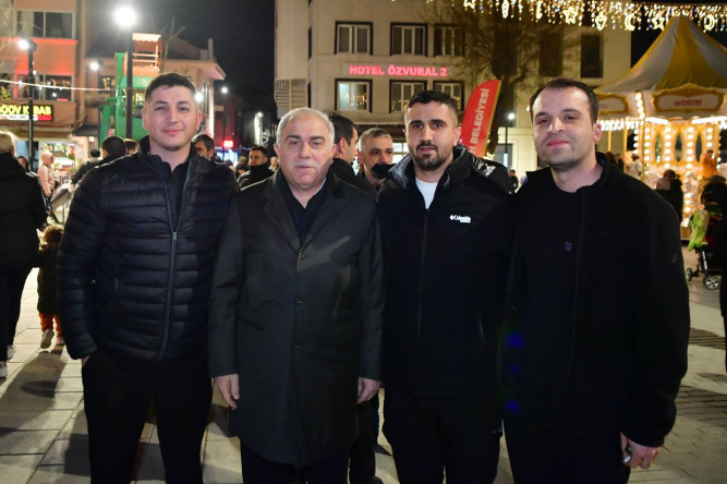 Başkan Turan, Topkapı Kaleiçi Meydanı'nda Ramazan Akşamlarının Paylaşma ve Muhabbet İkliminde Hemşehrilerimiz ile Buluştu