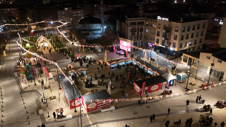 Mübarek Ramazan Akşamlarında Topkapı Kaleiçi Meydanımız Sohbetlerin, Buluşmaların ve Şehir Hayatının Ortak Adresi Oluyor