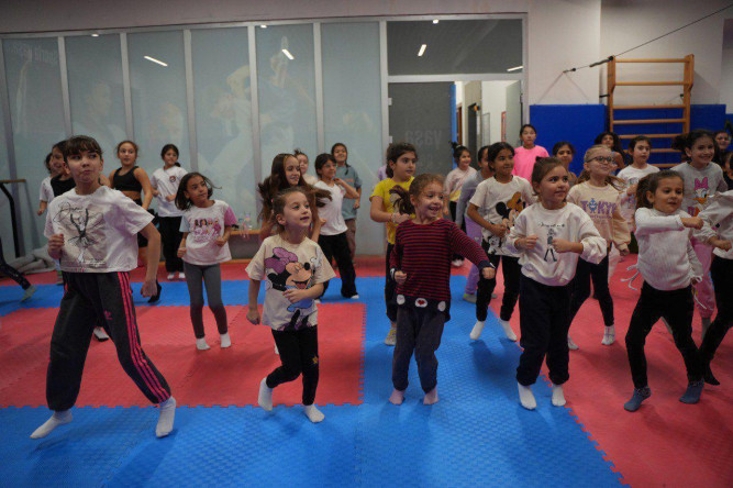 Çocuklarımız, Draman Yüzme Havuzu'nda Düzenlenen Zumba Etkinliğiyle Keyifli Anlar Yaşıyor