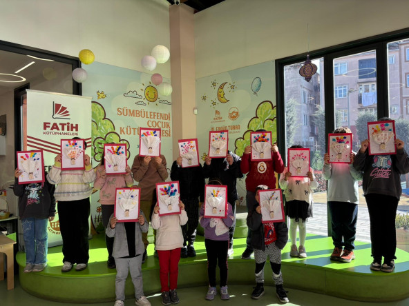 Minik Eller Anneleri İçin Buluştu: Sümbül Efendi Çocuk Kütüphanesi'nde El Emeği Buketler Hazırlandı