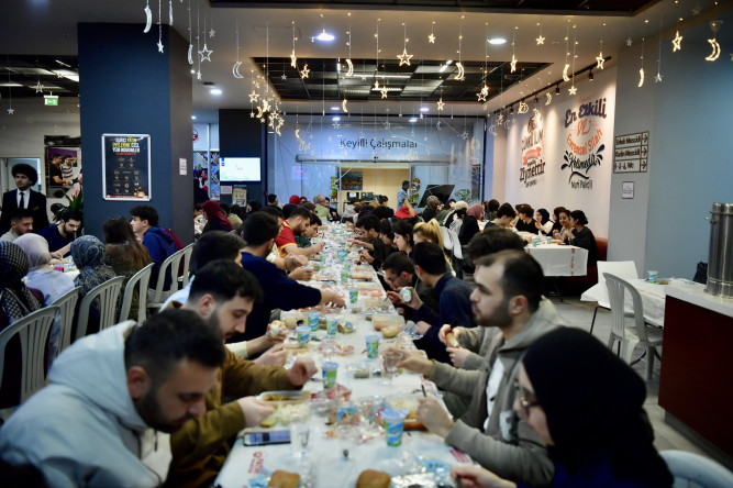 Başkan Turan, Fatih Merkez Kütüphanesi'nde Ders Çalışan Gençlerimizle İftar Sofrasında Buluştu