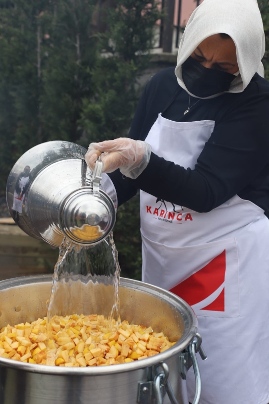 Kadınlarımız Yedikule Bahçe'de Reçel Yaptılar haberi