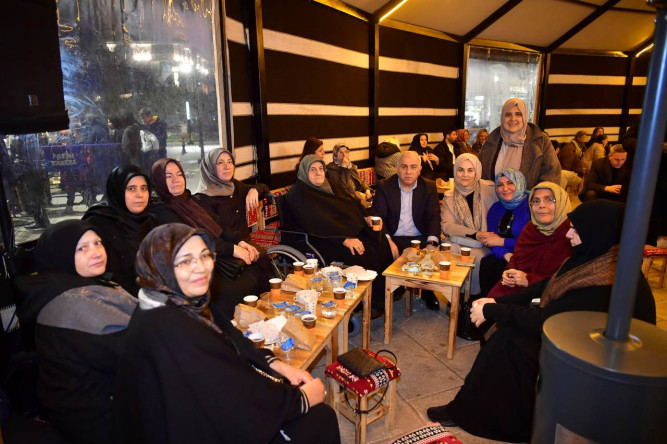 Başkan Turan, Topkapı Kaleiçi Meydanı'nda Ramazan Akşamlarının Bereketini Hemşehrileriyle Paylaştı