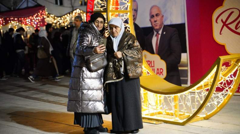 Topkapı Kaleiçi Meydanı'nda Ramazan Akşamları Manevî İklimi ve Sohbetleriyle Devam Ediyor