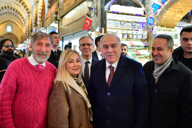 Vali Gül ve Başkan Turan, İftar Öncesi Mısır Çarşısı Ziyaretinde Hemşehrileriyle Ramazan'ın Bereketini Paylaştı
